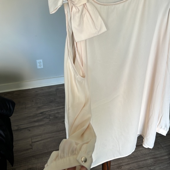 Beautiful bow and tie detailed, cold shoulder/ peek a boo top - Picture 5 of 5